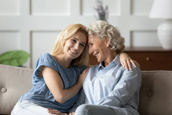 Grown up granddaughter spend pleasant time with old grandmother — Stock Photo, Image