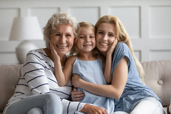 Diferentes idade e geração parentes mulheres bonitas abraçando posando dentro de casa — Fotografia de Stock