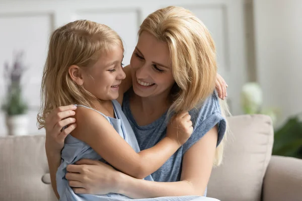 Moeder houdt op schoot kleine dochter hebben plezier genieten speeltijd — Stockfoto