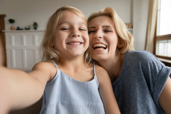 Kleine dochter jong moeder grappig gezichten webcam closeup uitzicht — Stockfoto