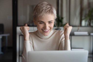 Çalışan e-postayı okurken yükselen kariyer artışından heyecanlanıyor