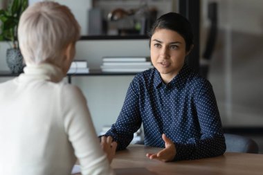 İş görüşmesi sırasında Hintli başvuru sahibi ve Kafkas İK yöneticisi iletişimi