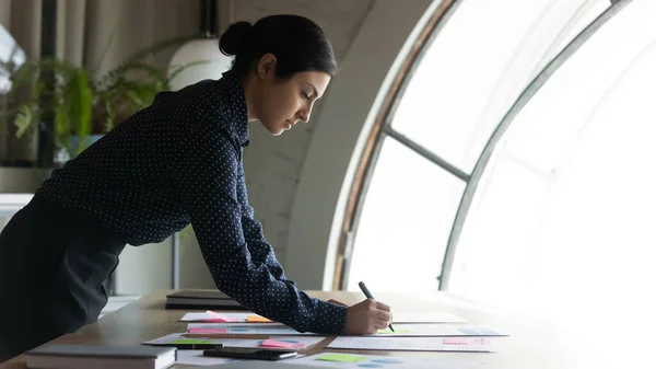 Indische Geschäftsfrau machen Finanzstatistiken Analyse Schreiben von Daten macht Überblick — Stockfoto