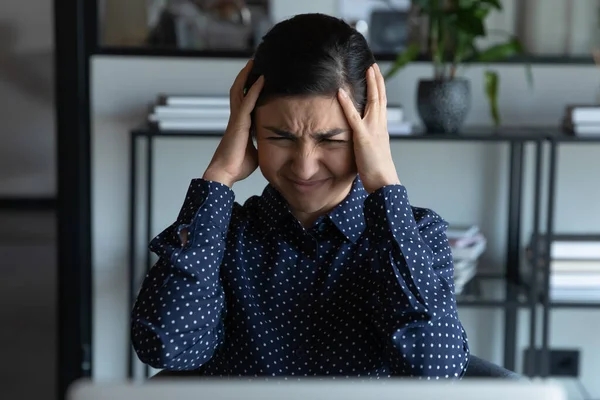 Employé indien souffre de maux de tête forte se sent surchargé sur le lieu de travail — Photo