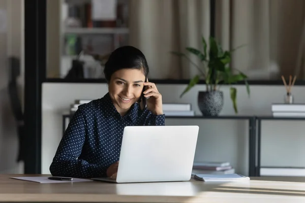 Sonriente empresaria india que consulta al cliente distante por llamada de teléfono móvil — Foto de Stock