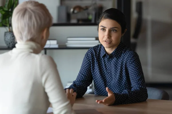 India solicitante y caucásico HR gerente de comunicación durante la entrevista de trabajo — Foto de Stock