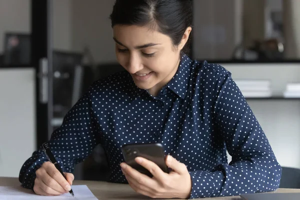 Medewerker werkt op kantoor gebruik van snelle 5g internetverbinding — Stockfoto