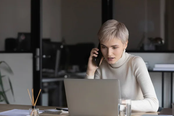 Businesswoman holding mobile phone talking consulting to client — Stock Photo, Image