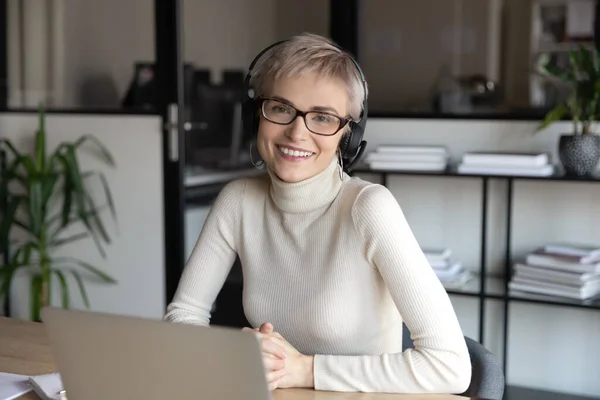 Friendly call center agent wearing headset smiling look at camera — Stock Photo, Image