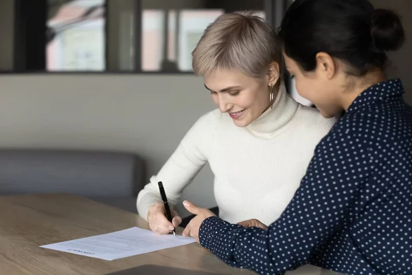 Applicant sign hiring agreement after successful job interview pass — Stock Photo, Image