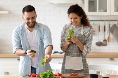 Mutlu çift ellerinde yeşil salatalıkla gülüyor..