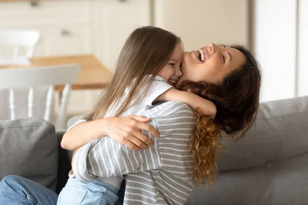 Close up felice attraente madre ridendo abbracciando carina figlia prescolare. — Foto Stock