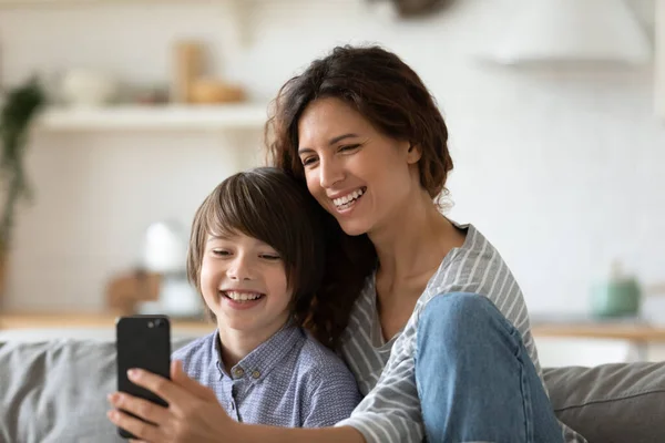 Close up felice giovane madre prendendo selfie con figlio in età prescolare. — Foto Stock