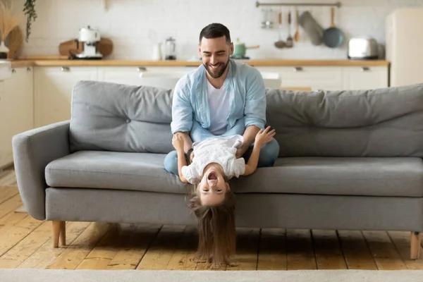 Jeune beau père barbu jouant avec petite fille mignonne. — Photo