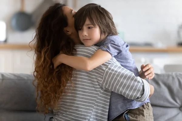 Close up zorgzame jong moeder knuffelen peuter boos zoon. — Stockfoto