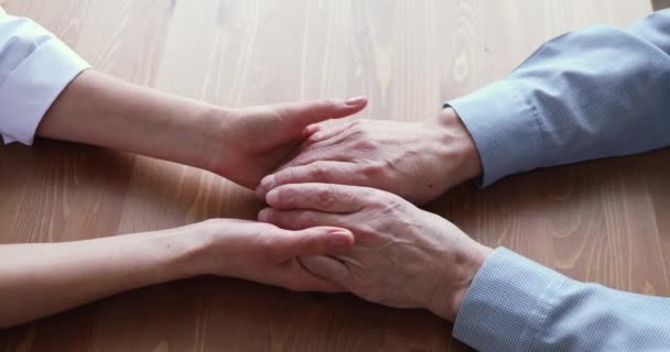 Meedogende jonge arts geeft psychologische geriatrische hulp aan gepensioneerde patiënt. — Stockvideo