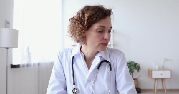 Médico general profesional feliz dando consulta de salud en línea . — Vídeos de Stock