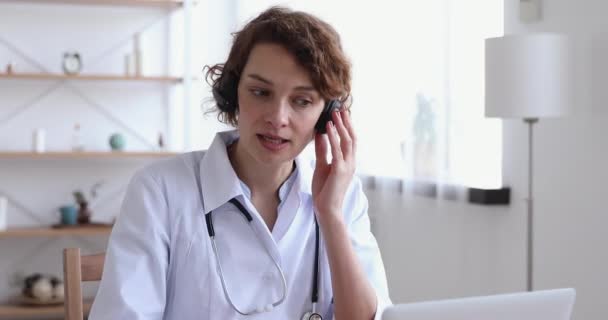 Enfermera joven trabajadora médica dando consulta profesional en línea . — Vídeo de stock