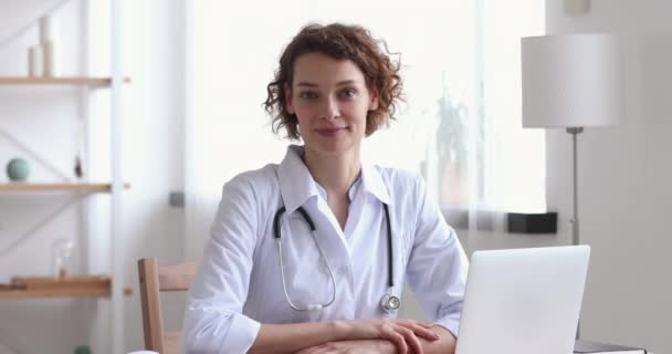 Portrait of smiling 30s female doctor in white medical coat. — Stock Video