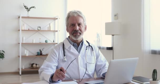 Retrato de un viejo y seguro médico varón maduro en uniforme blanco . — Vídeos de Stock