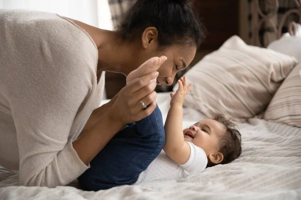 Cariñosa afro-americana madre cosquillas adorable niño hija de cerca — Foto de Stock