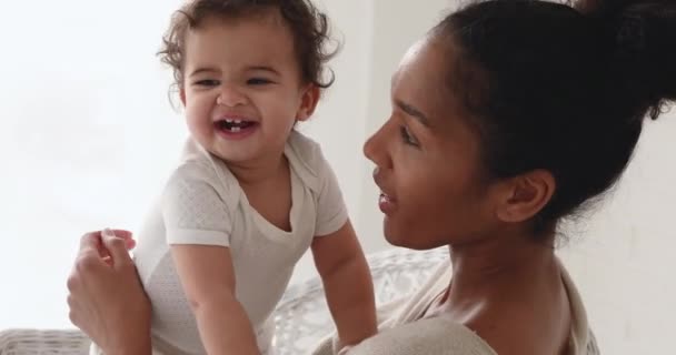 Щаслива матуся проводить час зі сміхом маленької дитини . — стокове відео
