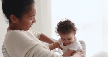 Genç afro etnik anneyi seven kucak kucak açan küçük bebek..