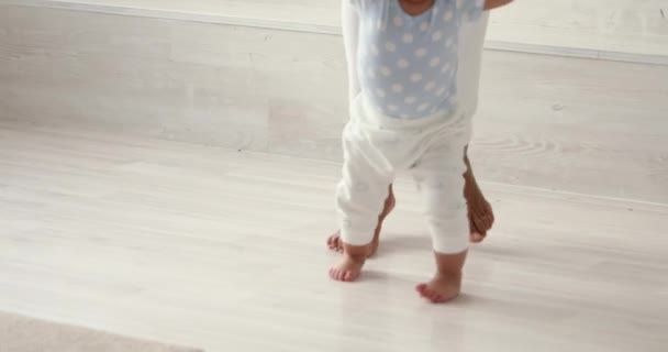 Petit enfant afro-américain pieds nus apprenant à marcher avec maman. — Video