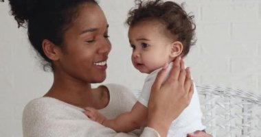 Genç Afrikalı etnik anne ellerini tutuyor tatlı melez çocuk.