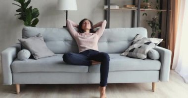 Gülümseyen güzel bayan kanepeye uzanmış, temiz hava soluyor..