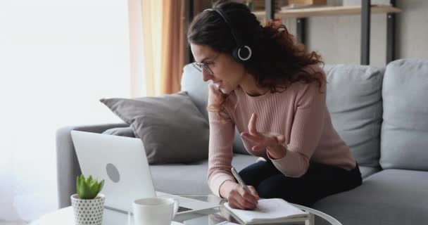 Glad ung kvinna student som håller videosamtal med lärare. — Stockvideo