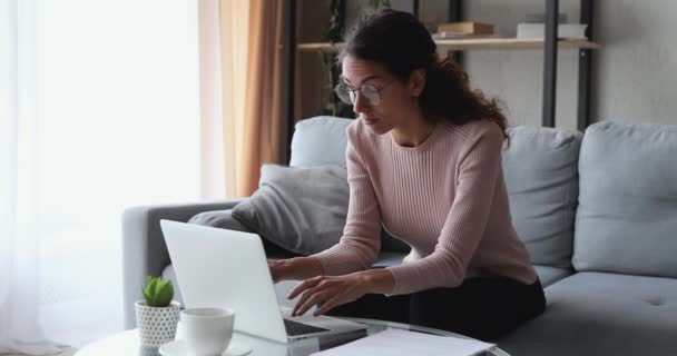 Gestresste vrouwelijke freelancer masseren tempels en geïrriteerde ogen. — Stockvideo