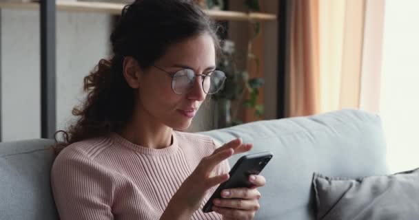 Euphorique jeune femme attrayante lecture sms avec de bonnes nouvelles. — Video