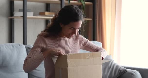 Jeune client déballage boîte en carton, se sentir excité au sujet de l'article acheté. — Video