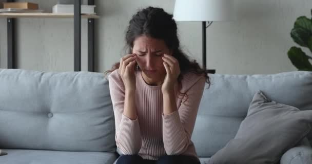 Mujer nerviosa deprimida infeliz que sufre de soledad . — Vídeo de stock
