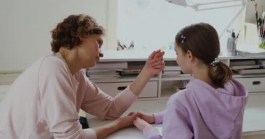 Sevecen endişeli anne, genç kızına psikolojik yardım yapıyor..