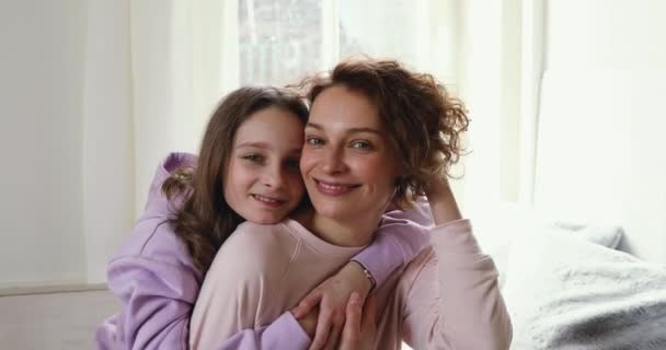 Menina adolescente feliz abraçando de volta de mãe sorridente . — Vídeo de Stock