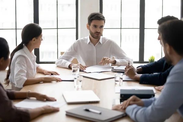 Zelfverzekerde zakenman teamleider houdt corporate meeting in bestuurskamer — Stockfoto