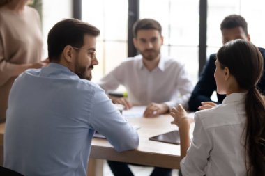 Arkadan bakan iş kadını konuşuyor, şirket toplantısında projeyi tartışıyor