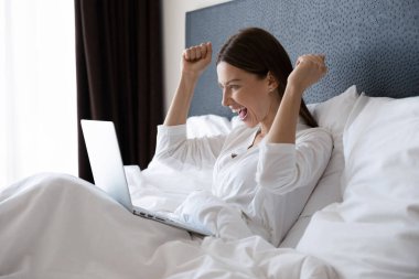 Aşırı neşeli kadın internette mutlu bir piyango kazandı.