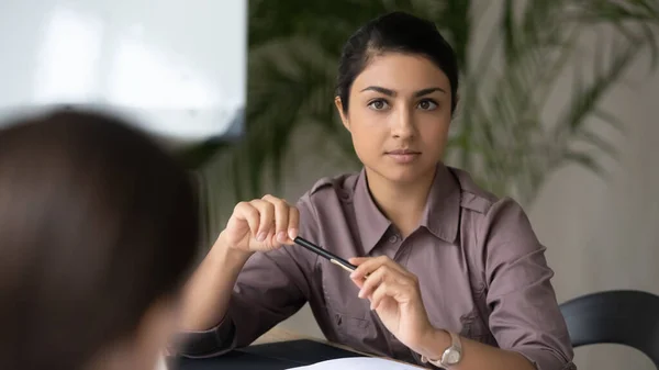 Kopfschuss interessierte indische Geschäftsfrau hörte Mentor bei Treffen zu — Stockfoto