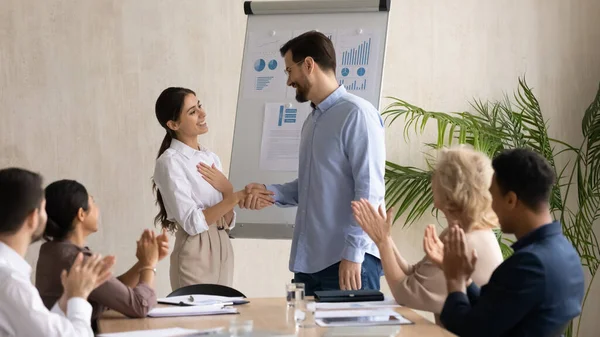 Lächelnde Managerin schüttelt erfolgreiche arabische Geschäftsfrau beim Briefing die Hand — Stockfoto