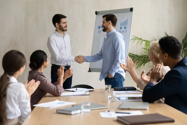 Executivo confiante apertando mão de empregado bem sucedido, parabenizando com promoção — Fotografia de Stock