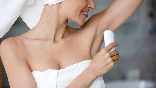 Young woman take care of armpit use dry antiperspirant — Stock Photo, Image