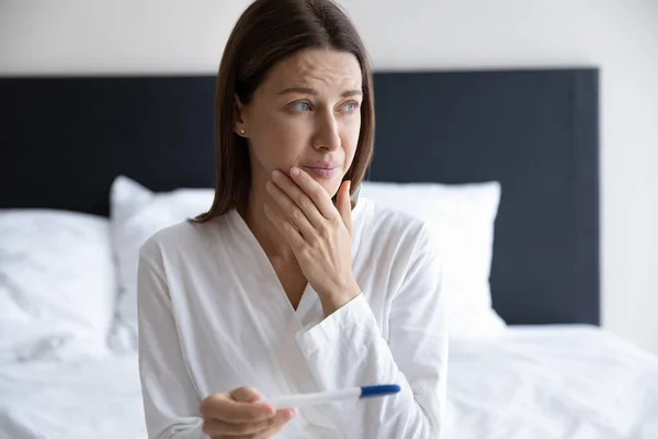 Verontruste jonge vrouw voelt zich bedroefd met negatieve testresultaten — Stockfoto