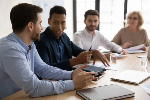 Diversos colegas discuten proyecto en reunión corporativa en la sala de juntas — Foto de Stock