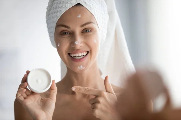 Retrato de mujer joven recomiendan crema hidratante facial — Foto de Stock