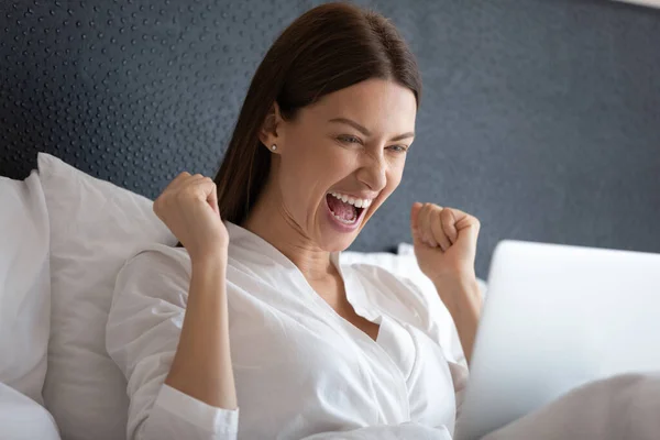 Opgewonden vrouw schreeuwen winnende loterij op laptop — Stockfoto