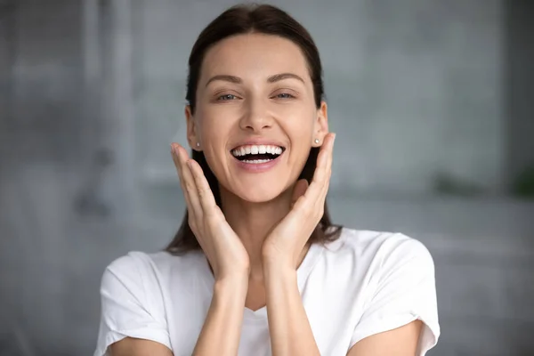Портрет улыбающейся женщины, удовлетворенной процедурами по уходу за кожей — стоковое фото