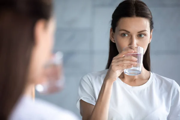Jeune femme boire de l'eau minérale propre sensation de soif — Photo